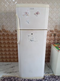 ثلاجة للبيع نضيف شغاله بل شرط حجم 20 قدم السعر 150 بي مجال الرقم ٠٧٧٠٢...