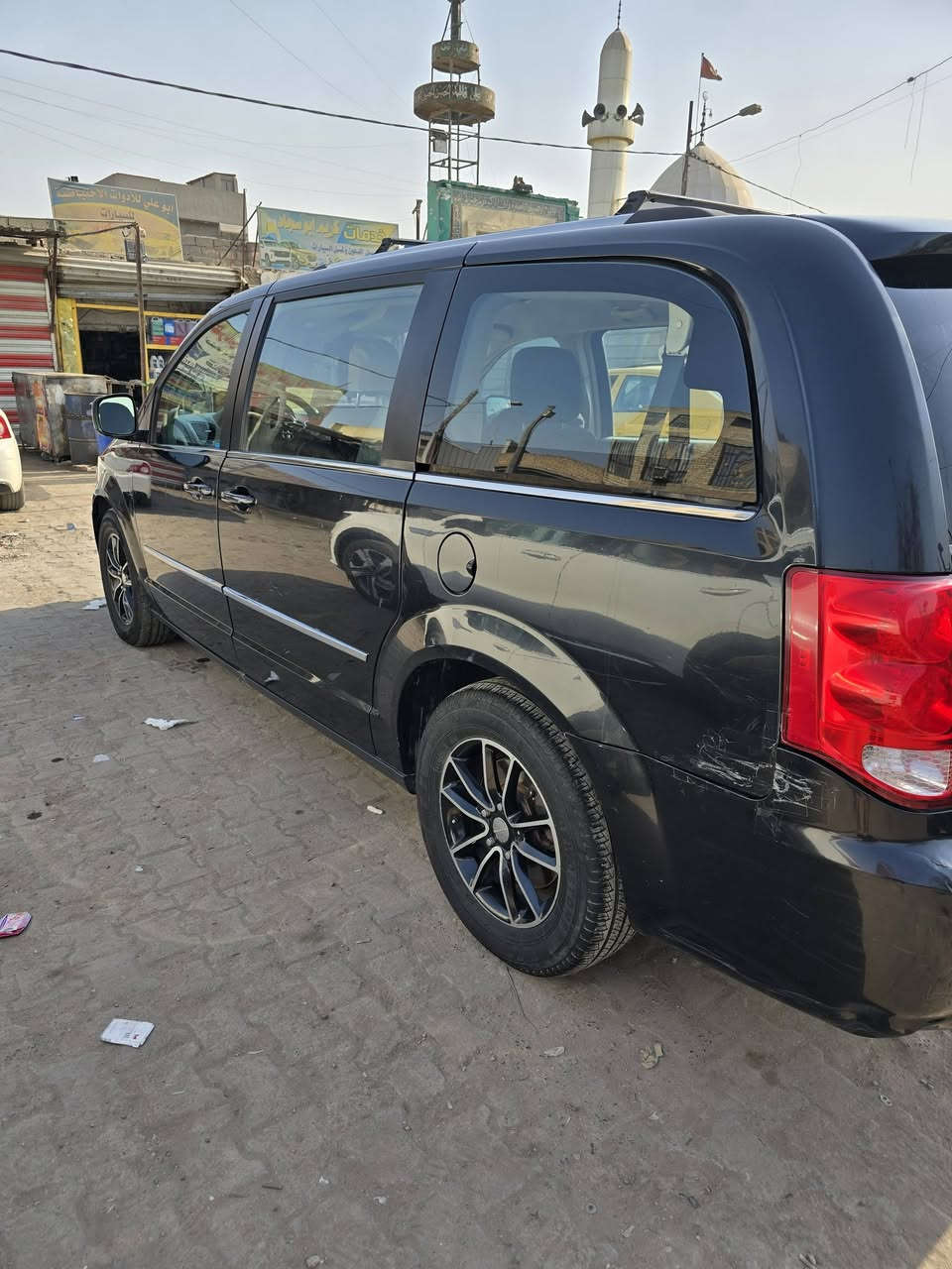 السلام عليكم
دوج كرفان مديل 2017 لون اسود رقم اربيل 
مواصفات نص فول .سعر 150$
العنوان بغداد/مدينة الصدر 
***********
