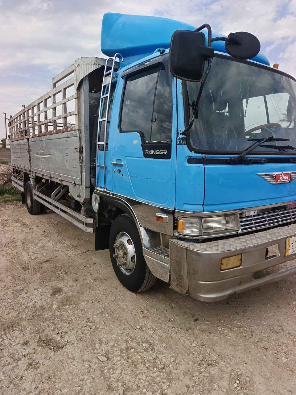 هينو طيره للبيع طول سته وربع مطوله مكينه 70عادي لا صرف ولا بخار رقم بصره المكان حله ***********
