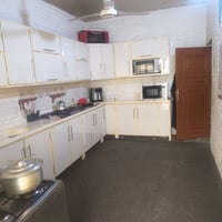 متوفر بيت للايجار 200متر طابقين يتكون البيت من 3 غرف وصاله ومطبخ واستق...