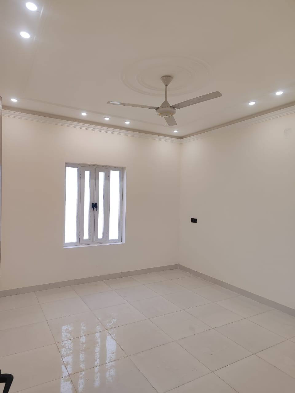 السلام عليكم..
بيت مساحه ١٠٠متر  طابقين علاشارع تبليط  البيت بناء طابوق  كامل مكمل شغل درجه اوله  مثل ماموضح بتصوير يحتوي علانضام كامرات  البيت مواثث وجاهز السكن يباع هوا والاثاث كامل
الموقع ابو الخصيب  يبعد عن سوك ابو الخصيب ٥٠متر  جنس العقار طابو زراعي سند ٢٥ 
السعر ١٦٠ وقابل للتفاوض 
الاستفسار علارقم ...بيتين واحد بصف ثاني..*********** البصرة, العراق
