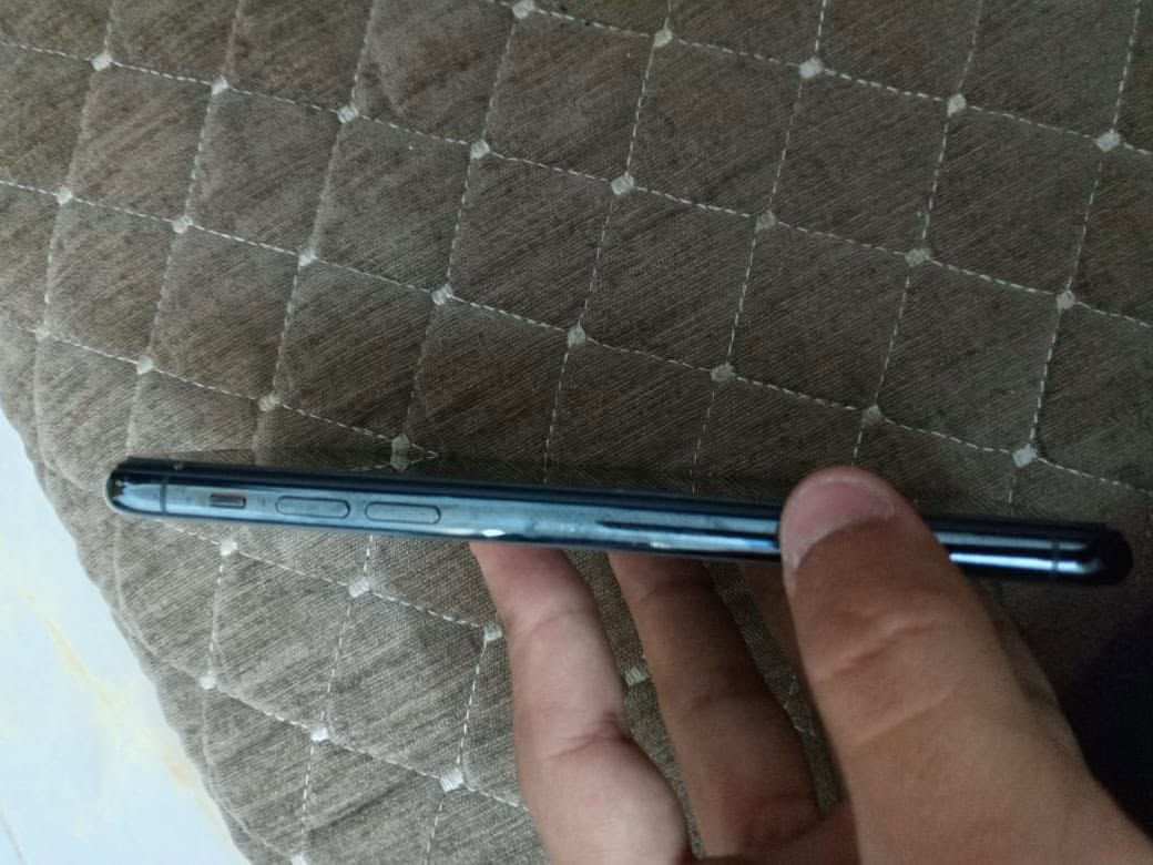 ١١برو ماكس للبيع مبدل شاشه بس بطاريه ٨٦بلاديه مستعجل عله بيعته ***********
