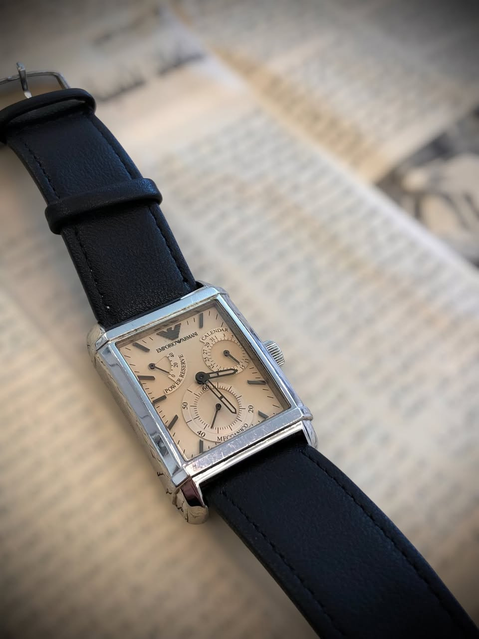 ساعة امبريو ارماني اوتوماتيك نظافة تامة
الشكل مختلف / مينة مميزة بلون مميز/ سير اصلي / بوك اصلي / تحوي سنتر احتياطي الطاقة الذي يصل إلى 40 ساعة / سنتر تقويم /سنتر ثواني منفصل 
السعر 170 الف 
يتوفر توصيل لكل المحافظات


**إذا كنت صاحب هذا الإعلان وتريد حذفه لأي سبب، رجاءا أرسل رسالة إلى الدعم الفني**