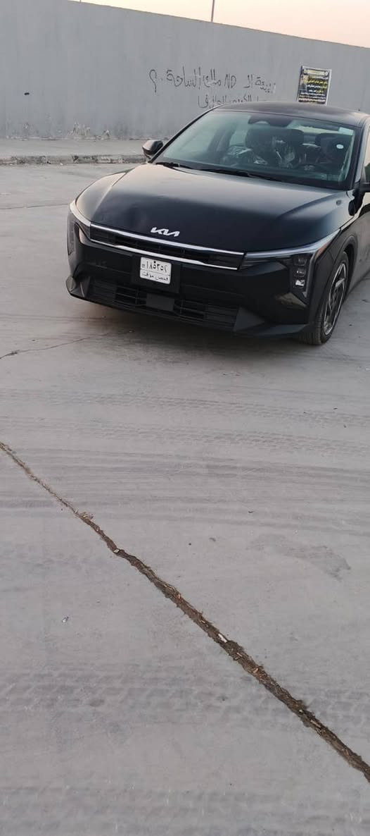 سلام عليكم K4 البيع موديل 2025 ماشه 8الف حادثها كما موضح بل صور بدون يارباك اليبل واحد ما امبدل اي قطعه ما  واصله الحوض بيها صبغ نص من القبق جنطا  المكان بغداد رقم الهاتف ***********
