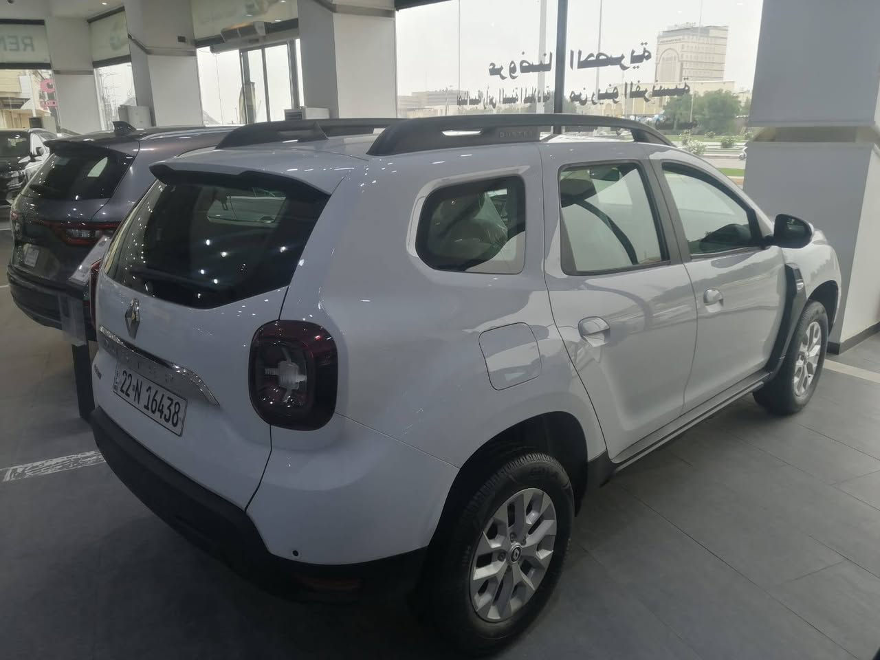 🚗 رينو داستر 2025 (الشكل الجديد)– زيرو
بدون لوحات بدون لوحات 
السياره حرة حرة 

---
🛠️ المواصفات الفنية

محرك: نيسان 1600 تيربو 4 سلندر

القوة: حوالي 150 – 163 حصان 

العزم: يصل إلى 250 – 280 نيوتن متر 

ناقل الحركة: نيسان أوتوماتيك 

نظام الدفع: أمامي (FWD)

استهلاك الوقود: اقتصادي (حوالي 5.7 – 6.5 لتر/100 كم) 

سعة خزان الوقود: 50 لتر 

---

📐 المواصفات العامة

عدد الركاب: 5

ارتفاع عن الأرض: حوالي 210 مم (مناسب للطرق الصعبة) 

مساحة الشنطة: كبيرة (حوالي 472 – 518 لتر) 

حجم السيارة: SUV مدمجة عملية وعائلية

---

✨ الكماليات

✔ شاشة وسطية 10.1 بوصة
✔ عداد ديجيتال
✔ Apple CarPlay & Android Auto
✔ كاميرا خلفية + حساسات
✔ مثبت سرعة
✔ تكييف أوتوماتيك
✔ تشغيل بالبصمة (Smart Key)
✔ شاحن لاسلكي
✔ جنوط سبور

---

🛡️ الأمان
✔ ABS + EBD
✔ ESP (ثبات إلكتروني)
✔ وسائد هوائية
✔ نظام مانع انزلاق
✔ مساعد صعود المرتفعات

💪 مميزات السيارة
تصميم جديد كليًا وشكل قوي
مرتفعة عن الأرض ومناسبة للطرق الوعرة
اقتصادية في البنزين
اعتمادية عالية
سيارة عملية للعائلة والسفر// السعر 135 $
 العنون بصره / رقم الهاتف  ***********
