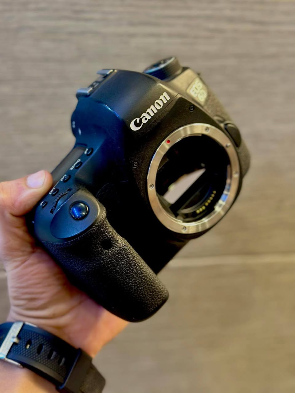 كامرة كانون 6D
مارك 1
ملحقاته زوم 
جنطة 
وبطارية اضافية 
***********
مكاني النجف الاشرف توصيل جميع محافضات العراق
