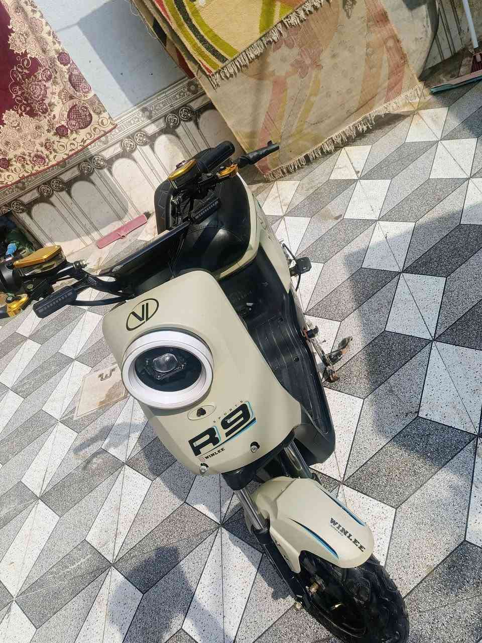 سلام عليكم دراجه شحن R9شركه وللي موديل 2025 بطاريه عملاقه 32شركه ولي شاحنه دراجه اصليه موجوده +دسكات رياضي يعني انسه شي عطل خارجي استخدامها قليل سعر400وبيها مجال لشراي تواصل***********واتساب كل الهله بيكم
