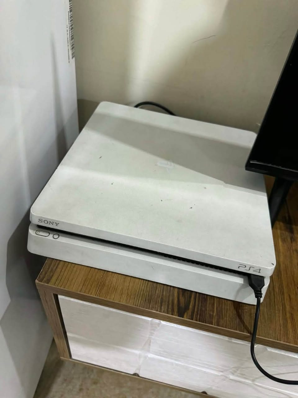 بلي فور
بلي فور سلم جهاز نضيف ستيكر بعده بي ملحقات كامله وكارتونه + ثنين جوستكات
للبيع او مراوس باكس بوكس 
مكاني بغداد الدوره ***********
