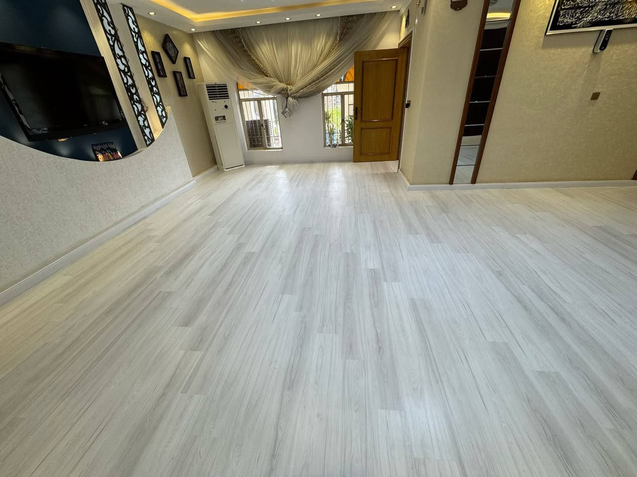 ✔️مقاوم للحرارة في الصيف 
✔️مقاوم للاحتكاك
✔️سهل التنظيف
✔️ملائم للتصميمات الحديثة ببراعة
✔️ لونه ثابت 
✔️يحتفظ الباركيه دائما بلمعانه وجماله

ما يميزنا هو :
➖سرعة التجهيز 
➖تجهيز من المصدر 
➖تنوع كبير في الألوان 
➖وجود كادر كرسته وعمل او تجهيز فقط 
➖أسعار تنافسية 

▪️سمك ٨ ملم 
▪️تحسب الأسعار بالمتر المربع 
▪️يشمل المتر المربع الأرضية الفلين والازارة والتقفيلة 

واتساب او اتصال : 
 📞 ***********
