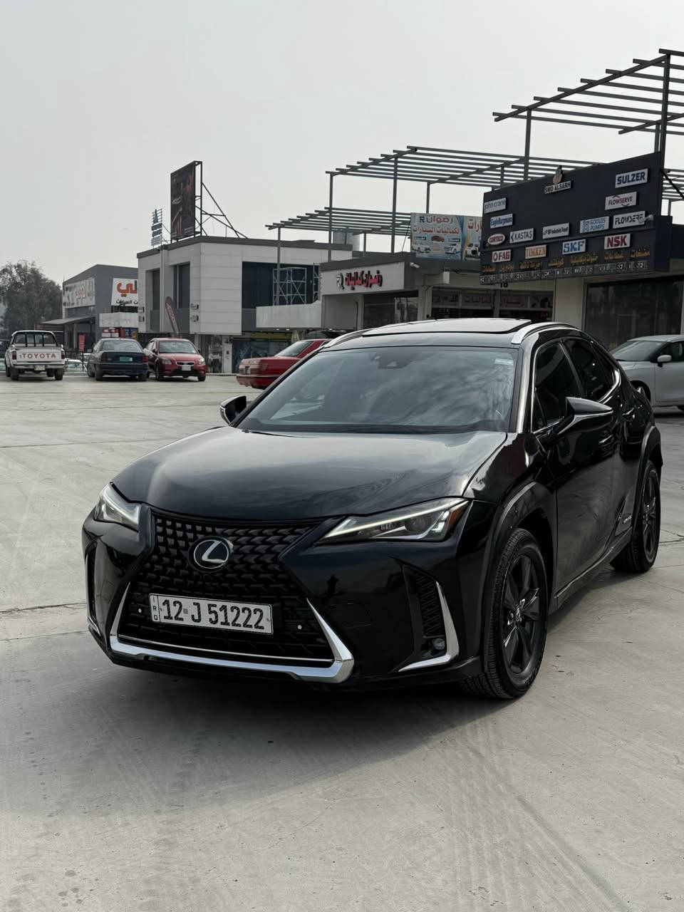 السلام عليكم 
للبيع فقط بدون مراوس 
((Lexus ux 250hybrid 2022))
السيارة محرك حجم ٤ سلندر سعة 2000cc هايبرد 
**فول مواصفات **
ماشية 55000 كيلو نظيفة جداً 
حادثها امامي بجم تعديل وصبغ درجة اولى وتبديل باب سائق وبيها شبر باب النفر صبغ
السيارة كلشي بيها جديد طخم تاير قبل اسبوع مشدود ،
سنوية باسمي والهزة بعدلها ٤ اشهر 
رقم نينوى الجديد شبه مميز (٥١٢٢٢ / ١٢) 
ثلاث اوضاع قيادة سبورت ، نورمال ، ايكو 
التفويلة ٣٨ لتر تمشيك ٩٠٠ كيلو فعلي واذا دوس تمشيك ٧٠٠ تقريباً ،رادار وتحديد مسارتبريد قطعتين ثلج والريش متحركة خاصية ( swing )،Hold + ev mode،نشاطها حيل حلوتاخذ بازين عادي ومحسن،اني افولها بس محسن
دهن Amzoil،اشاير مري + مري شفط
والتبديلات كلها بالوكالة والدشبول مالتها عربي اصلي السيارة مو وارد امريكي + ماوس تحكم بالشاشة 
سعرها 205 $ وبيها مجال قليل 
للتواصل الاتصال على الرقم بي واتساب ***********
