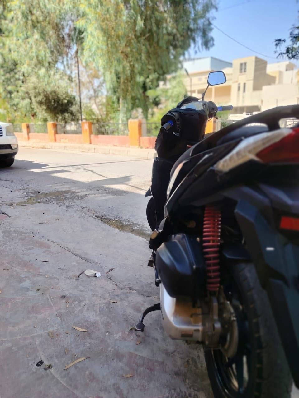 سلام وعليكم شباب هاي دراجه كوري مكينه صيني بس لك مره وحده مفتوحه معدل شلعه خير من الله درجه 550وبيها مجال مكانها ديالى شهربان مكلف بنشر رقم صاحبها‏‪***********‬‏
