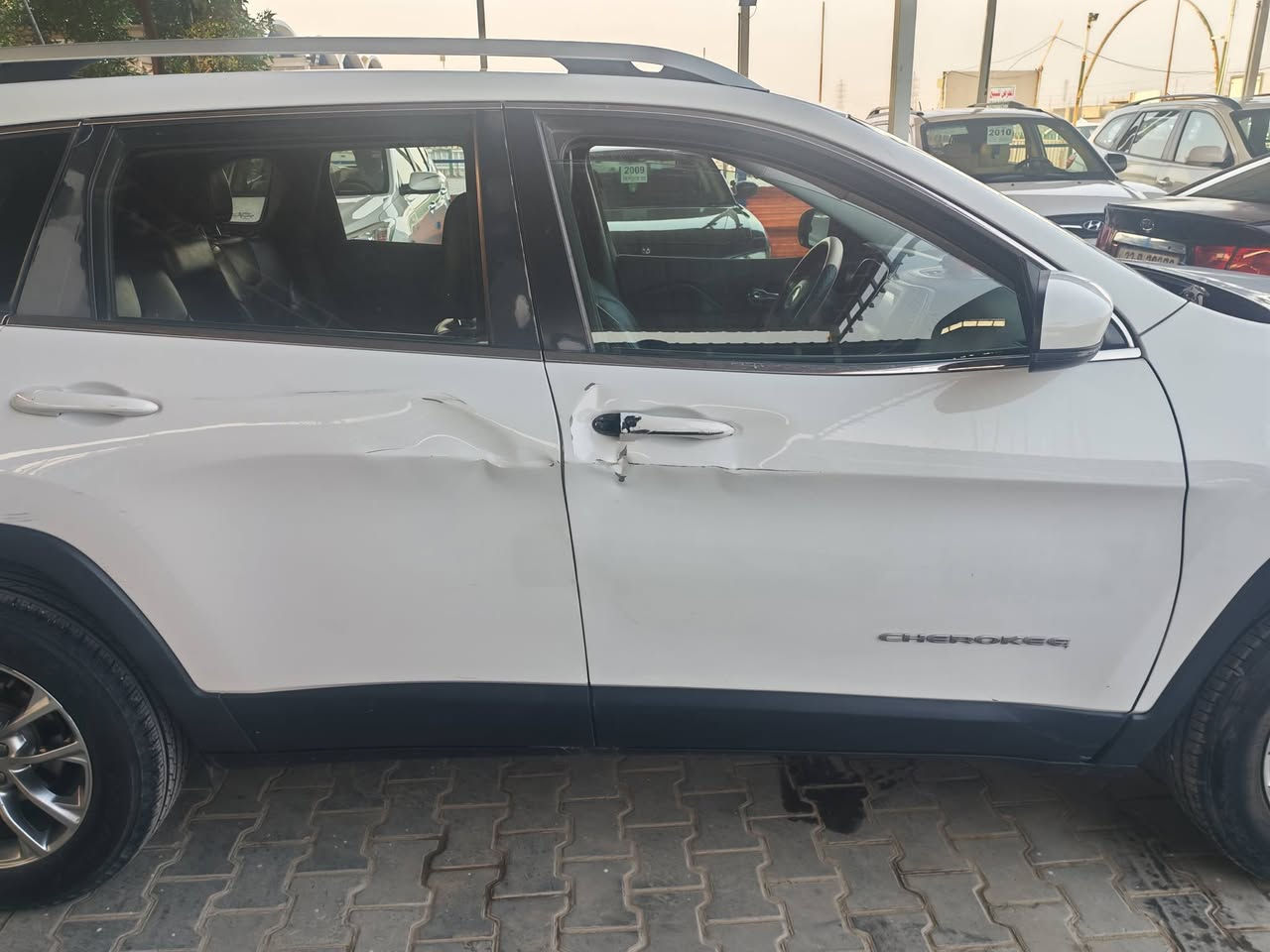 جيب شيروكي 2019  رقم بغداد مكانها النجف للبيع 130 ماشيه١٤٥m  و السياره جانت عند بنيه  للتفاصيل تبريد مكينه بس الحداديه 50 بالميه
رقم الهاتف *********** حسين
