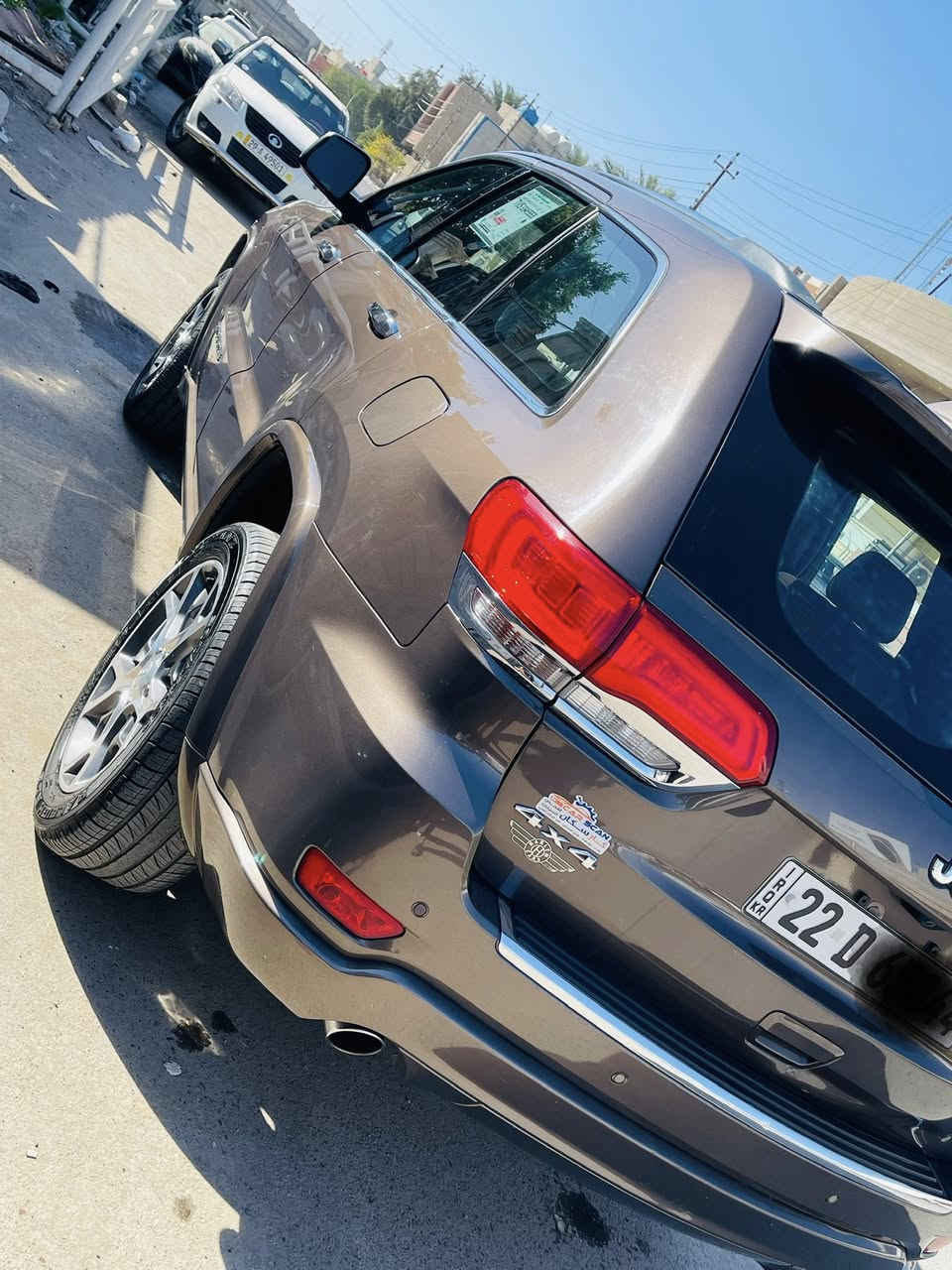 السلام عليكم

2020 Jeep Grand Cherokee Overland
فول 1/1 
لون قهوائي مميز
خليجي
موديل 2020
المحرك : V6. 3.6L .
السياره بدون صبغ فقط بارد ورصعات بسيطة بارد اسفل قبق البانزين على كد اربع اصابع وتكحيل بلبنيد ورصعه بسيطه بقبق الجنطة المواصفات :
* اوفرلاند فول 
*  دفع رباعي 4x4. 
* جكات صعود ونزول
*   تحذير النقطة عمياء ٥ .
*   ويل قياس 20 انج . مع تخم تاير جديد
*   سقف بانوراما .
*   شاشه كبيرة.
* شاشات خلفيه
*   نظام الخرائط (GPS) .
*   ستيرن كهربائي .
*   المصابيح الأمامية زنون .
*   كشافات الضباب زنون .
* بصمة ابواب. 
*   تشغيل عن بعد .
*   صندوق كهربائي ..
* دمام خلفي
*   حفظ وضعيات الجلوس (ميموري) .
*   المقاعد الأمامية كهربائية .
*   المقاعد الأمامية تبريد وتدفئة .
*   المقاعد الخلفية تدفئة ..
*   حساسات أمامية .
*   حساسات خلفية .
* رادار خلفي .
* رادار جانبي. 
* اشاير بلمري
* كامرة خلفية دوارة. 
* تدفئة ستيرن. 
* بخاخ ماء على المصابيح الامامية. 
* هوكات امامية
* دبل كزوز
* داخل جوزي قرميدي. 
*رقم اربيل بأسمي فحص وهزه جديد
* ماشية 79mi. 
* مكان السيارة بغداد الرصافة حي القاهرة 
* السعر 288$                                                ***********
