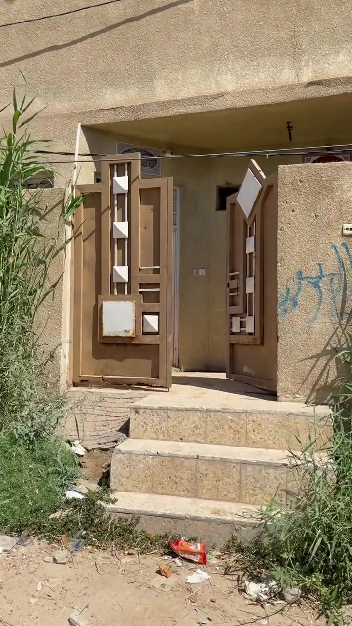 سلام عليكم اخوان بيت لبيع مساحه ١٠٠ متر 
 عنوان البوبيات عامود ٣١ منطقه الودي قرب جامع القاضي 
والمدخل ثاني حي العباس عمود ١٢ شارع السيده نرجس مقابل حي الامامين
الاتصال وستفسار ***********
