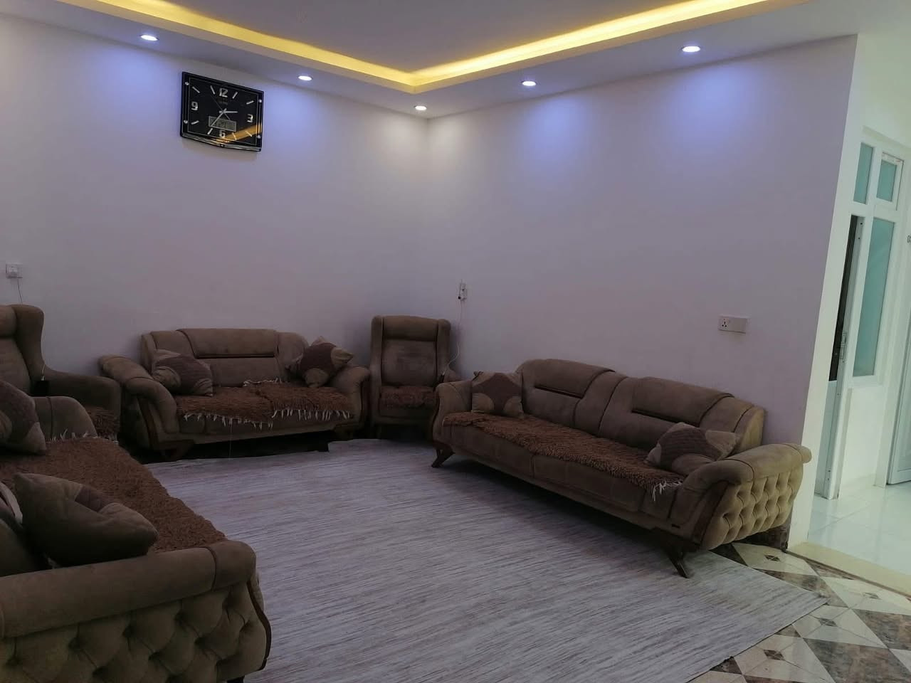 #دارللبيع
خانوو بو فروشتن له گه ره كى ده روازه فرعى به رامبه ر نانه واخانه ى سليمانى نزيك شه قامى ده روازه كولانى فول خدمات و سقف مغريبى و فول كاشى 

روبه رى 190 متر 
پيكهاتوه له :- 3 ژور نوستن - هول - مطبخ - ميوان - گه راج

نرخ 95 مليون ومجال

بوزانيارى زياتر په يوه ندى بكه ن به عقارات ستار اكرم بازرگان

📍ناونيشان : كه ركوك بازارى ئازادى ته لارى ئاسو

***********
***********
