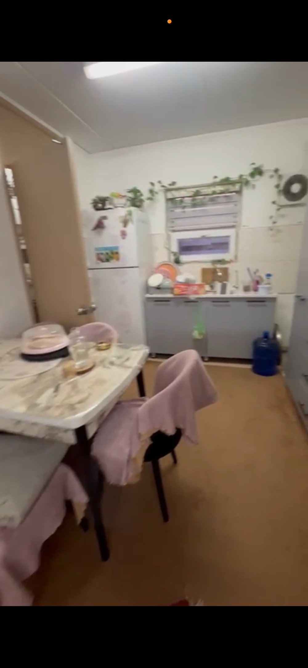 للبيع شقة في مجمع بسماية 
مساحة100م نمط غربي تحتوي على 3 غرف +صالة + مطبخ +مخزن +حمام شرقي وغربي + بلكونة شقة تباع بنضام الكاش تحويل بسمك مباشر الشقة طابق 6 