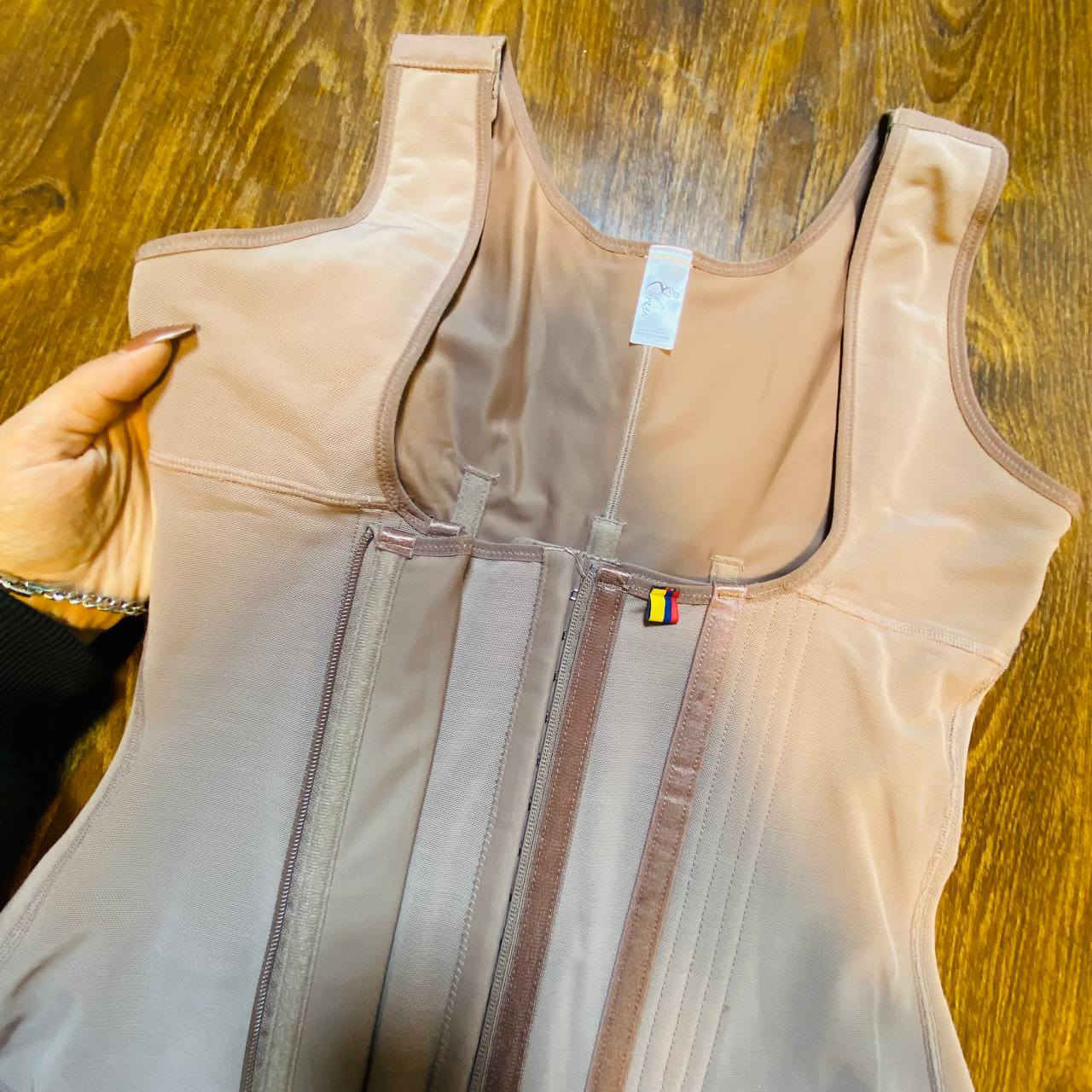 مشد كيم الكولومبي الكامل ❤️‍🔥
✅مشد طبي بشد الجسم بالكامل ، وينحت البطن والخصر والجوانب " حراري" 
✅يسند الظهر ويخفي الزوائد اللحمية في منطقة الظهر 
✅يرفع الصدر والمؤخرة 
✅متوفر باللونين : الأسود / اللحمي
✅ يحتوي على كباسات من عند : ١. منطقة البطن ( 3درجات تحكم )
٢. شيالات الكتف للتحكم بالطول 
✅يحتوي على كباسات من عند : ١. منطقة البطن ( سحاب خارجي)
٢.المنطقة السفلية بطولها لسهولة الاستخدام .
✅ قماشة هوائية ما تضايق الجسم / باردة / القماشة من عند المؤخرة لشدها وابرازها بشكل انثوي ومرتب .
✅ سكتر من منطقة الافخاد ليمسك بالجسم وما يثني او يظهر تحت الملابس والفساتين . 
صدقاً … مشد الاحلام ومشد كل صبية ❤️‍🔥 
متوفر بقياسين 😍
قياس يلبس من وزن ٧٥ الى ٩٥ كيلو
قياس يلبس من وزن ٩٥ الى ١١٥ كيلو

السعر 65 الف


**إذا كنت صاحب هذا الإعلان وتريد حذفه لأي سبب، رجاءا أرسل رسالة إلى الدعم الفني**