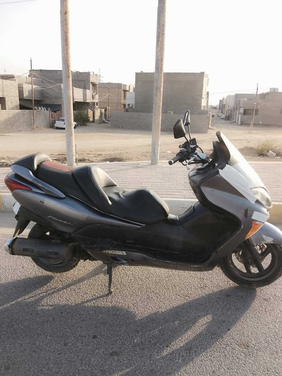 السلام عليكم من رخصه الادمن دراجة للبيع نوع فورزه 80 دراجه كامله كل نقص مابيها لايت عالي ناصي منضومه زنون شلعه ومعدل طياره ترايك 140 طبيعي بيها نضام عادي و اوتوماتيك دراجه بصمه مكان رمادي التاميم للستفسار ***********
