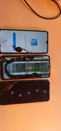 ٣ تلفونات ٢ يرادلهن شاشه وواحد ايسي شحن سعرهن كلهن ٧٥ مكاني زيونه ٠٧٧١...