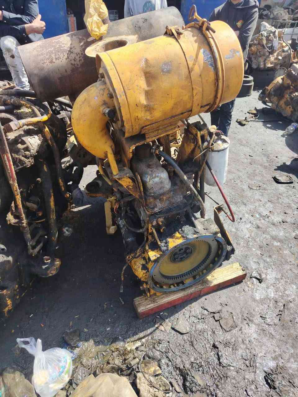 سلام عليكم
مكينه كوماتسو سته سلندر سوبر 
***********
