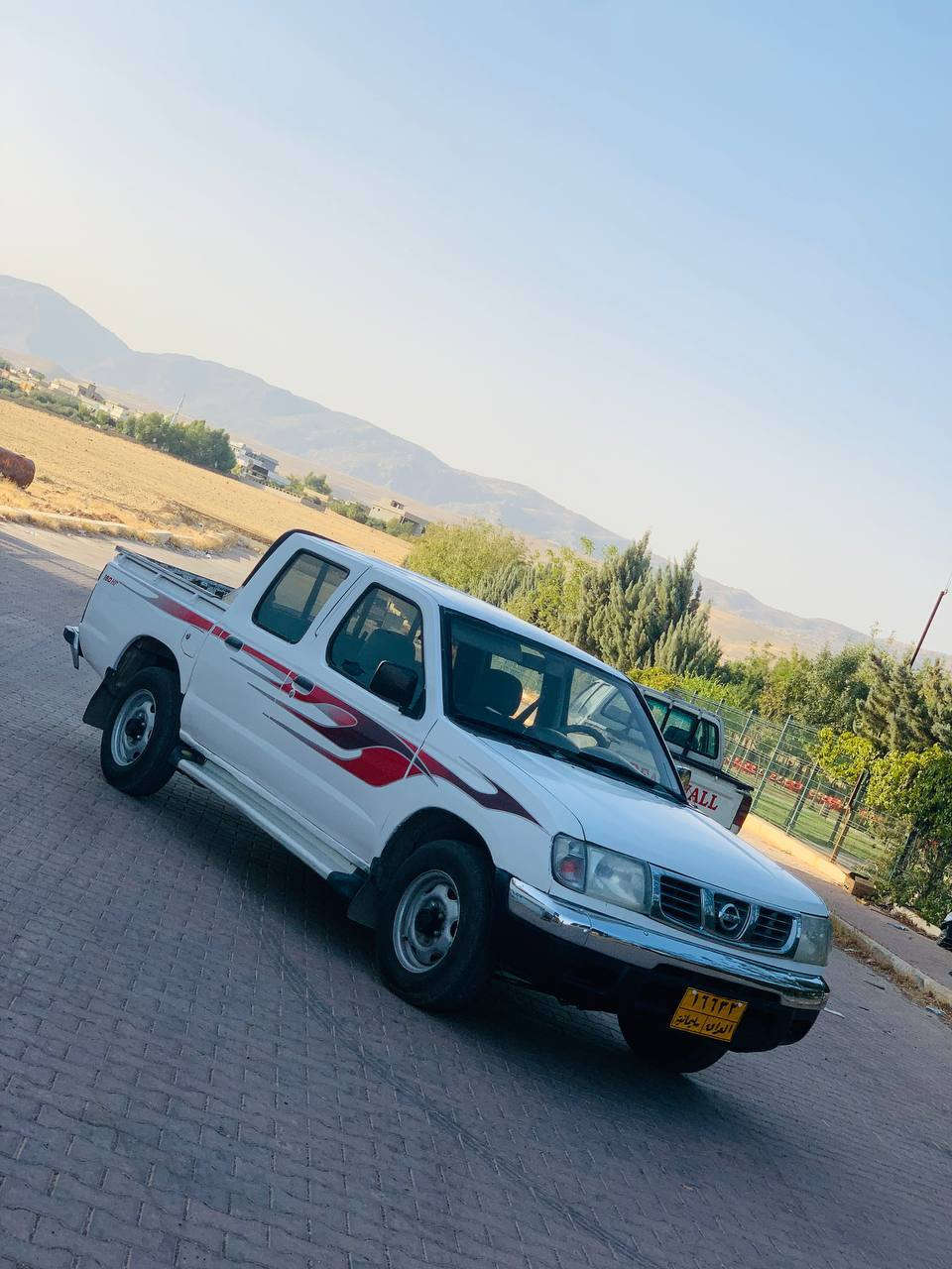 سلاو هاوريان
پيكاب نيسان بو فروشتن 
ماشاءالله هه يكه له كي زور جواني هه يه 
گيرو مه كينه به شه رت 
ته برديد و پاوه ر 
كاره باهي هه موي ايش ده كات 
سياره عام بوياخه وه ل گرايه 
به س هه يكه لي زور جوان مايته وه 
توزيك لا ي سايق گرتيه 
وه كلا به ناوي خومه 
موديل 2002 
ره قم سليماني 
سعر 62 معامله ي تيايه 
اگه ر مشته ري ته له فون بكه 
***********
