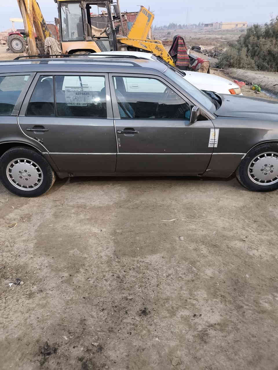 سلام عليكم سياره مارسدس موديل 88 سنويه جديده بسمنه تحويل مباشر مكينه 2ونص كير جديد صارله شهرين من شديته كهربايات كله شغله ما بيه نقص حداده نص عمر هم جديده كشرته حلوه كلش ما مخيسه  تجي وتشوف شوف لعين  تخم تواير سبير جديد سعر 40 مكاني البصره القرنه  رقمي ***********
