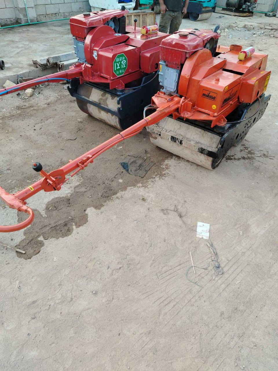 حادلات يدويه نوع ميكاسه ياباني 
وزن 1.5طن ونص
محرك كاز  مسيبوشي ياباني البلادي 
قمجي جديد 
هزاز شغال فول 
طفايه حريق
عرض 85سنتيمتر 
جاهزه من كل النواحي 
مكاني الكوت واسط مركز المدينه اي استفسار اتصل بلرقام اثير ***********//
اسيا ***********
