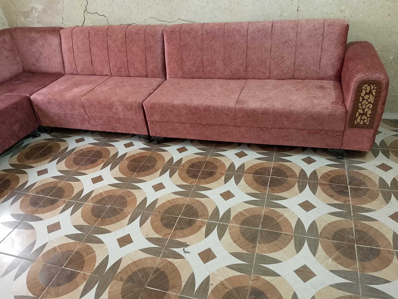 ديوان للبيع نضيف جدا بدون اي ضرر غير مستخدم 270 بي مجال بصيط مكان بغداد الحرية موجود توصيل بكروة رقم ***********
