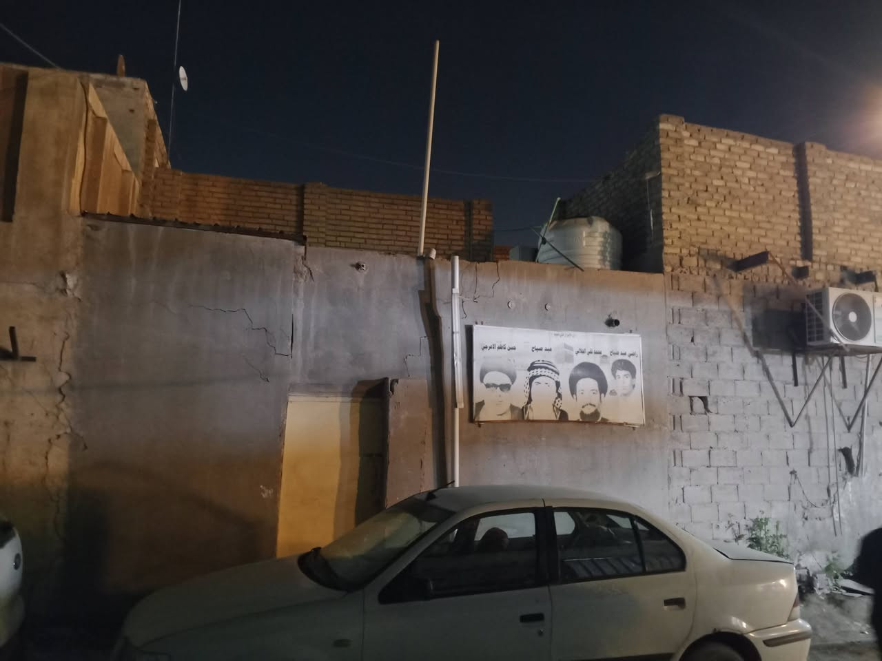 السلام عليكم ورحمه الله وبركاته 
بيتين مع محل موقع تجاري (عقار) 

المساحه 300
الواجهيه 7 امتار 
النزال 30 متر
للستفسار الرقم ***********
