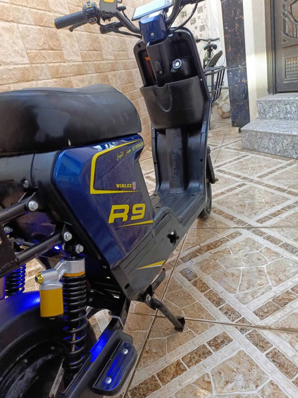 🛑ماطور {R9} ...2025🛵
🛑باب اول الاصلي{نوع ولي}👌
🛑يحتوي خمس بطارية كبيرة الحجم{32}فولت وبحالة جيدة جداً  بل اضافة الى شاحنة اصلية
🛑ملف1500
🛑شاشة بلوتوث +سماعة بلوتوث🎧
🛑دبل وقافية جانبية وخلفية🦯
🛑كهربائيات كلها شغالة💯
🛑لايت زينول عالي ناصي 🫵
🛑اشاير يمين يسار +دبل اشارة▶️◀️ 
🛑لد محيط بل لايت متغير الالوان 🌈
🛑بك لايت متغير الالوان 🌈
🛑لدات فوق التايات متغيرة الالوان🌈
🛑استاند تلفون📳 
🛑ويحوي أيضاً زوج مرايات وذراع بايدار 
🛑النضافة كدام العين 
🛑السعر 450
🛑للتواصل:***********
🛑العنوان موصل الجانب الايمن مشيرفة الاولى
