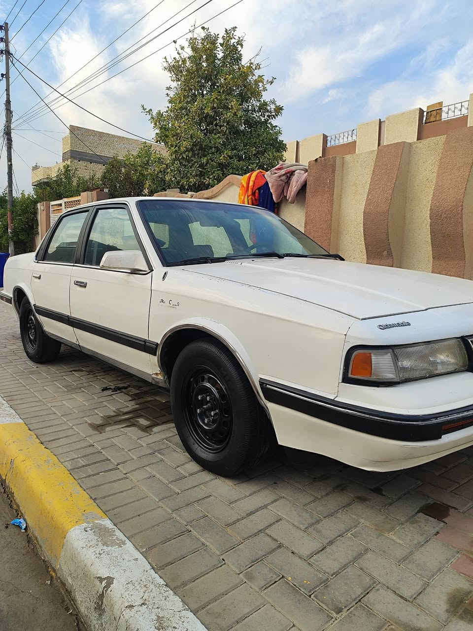 السلام عليكم اولدز موديل 90 رقم بغداد بسمي هزه جديده سنويه ل31 السياره صبغ فقط جنطه تخم تاير كهربائيات كله شغاله صدرها جديد بس الدبلات تعبن شويه مكينه بيه لاستيك ولف دخن شويه وتكطع الكير مكفول مقطع فيديو موجود بيه تصوير الداخل السعر 35  مكاني صويره ***********
