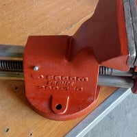 منكنه مستعمله قديمه البيع حجم الفتحه مالتها 25سم   07727777542