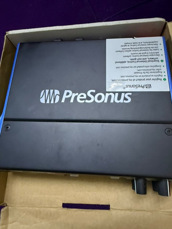 للبيع PreSonus Studio 26c الأصلية، الجهاز جديد ولم يُستخدم نهائيًا، بحالة ممتازة.
المواصفات:
✅ جودة تسجيل احترافية 24-bit / 192 kHz.
✅ منفذين Combo (XLR / 6.35mm) لتوصيل المايكات أو الآلات الموسيقية.
✅ يدعم مايكات Condenser مع 48V Phantom Power.
✅ منفذ سماعة رأس مع تحكم مستقل بالصوت.
✅ مخارج للسماعات الاحترافية (Studio Monitors).
✅ اتصال سريع عبر USB-C.
✅ متوافق مع Windows و Mac.
✅ مناسب للعمل مع برامج مثل Studio One، FL Studio، Cubase، Ableton Live، Adobe Audition وغيرها.
‏***********📞
يستخدم في:
🎤 تسجيل الأغاني والأصوات باحترافية.
🎙️ البودكاست وصناعة المحتوى.
📹 البث المباشر (Streaming).
🎸 تسجيل الجيتار والآلات الموسيقية.
🎵 إنتاج وتوزيع الموسيقى والهندسة الصوتية
