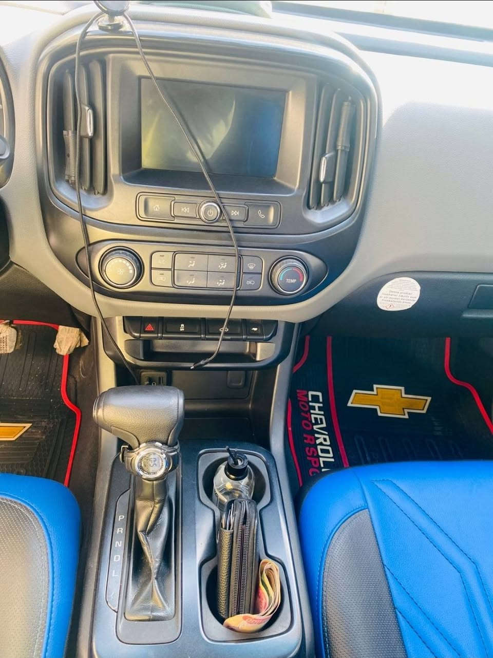 السلام عليكم
شوفرليت كولاردو ٢٠٢١ بغداد رقم مميز ماشية ٥٠ الف كم بأسمي السيارة تحويل مباشر ..
موصفاتها :
محرك ٣٦٠٠ ستة سلندر
شاشة 
كامرا 
تحكمات ستيرن
زنون عدسات
وهواي مواصفات بعد من ناحية الحساسات والنظافة
حادثهه بامريكا بنيد وجاملغات بدون دواخل وشواصي فقط بنيد امبدل الباقي راجع ابلادي السيارة جاهزة من كلشي صدر تايرات محرك وكير وجديده حيل بالعافية ع الياخذهه 
رايدهه ب٢٠٠ $ وبيهه مجال بسيط 
مكاني بغداد الزعفرانية 
***********
