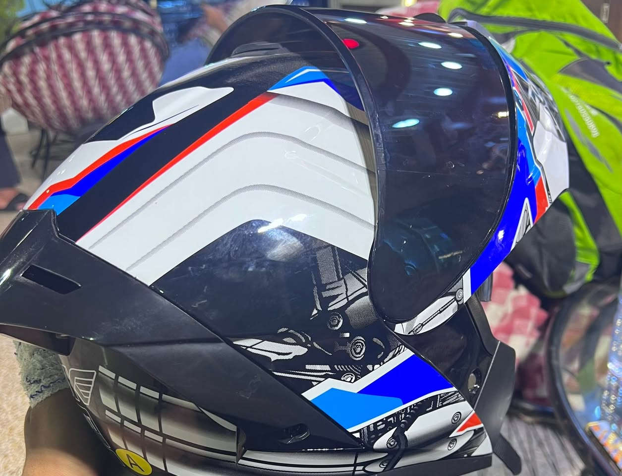سلام عليكم خوذه للبيع استخدام يوم واحد بيها مايك كامله السعر 50 🔒 قفل ***********
