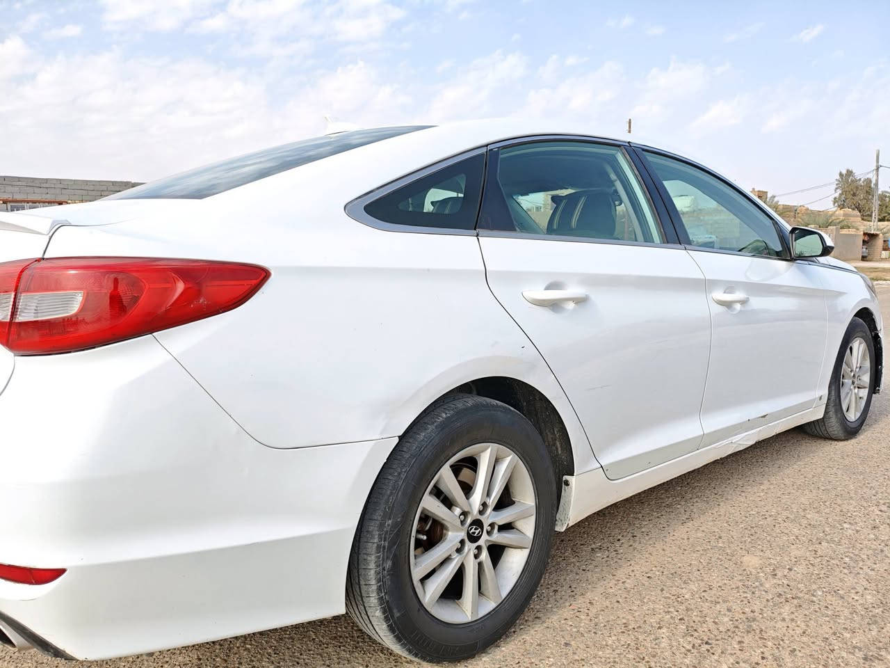 سلام عليكم 
للبيع فقط 
سياره سوناته موديل 2016 
سياره نظيفه مكفوله من العيب الشرعي 
بيه رشات تجميل بصيطه اثر تشليع الصبغ. 
گير ومكينه مكفول 
رقم السياره. ذي قار. انگليزي. 
مكان السياره. ذي قار. الغراف 
للتواصل. واتساب ***********
أتصال ***********
