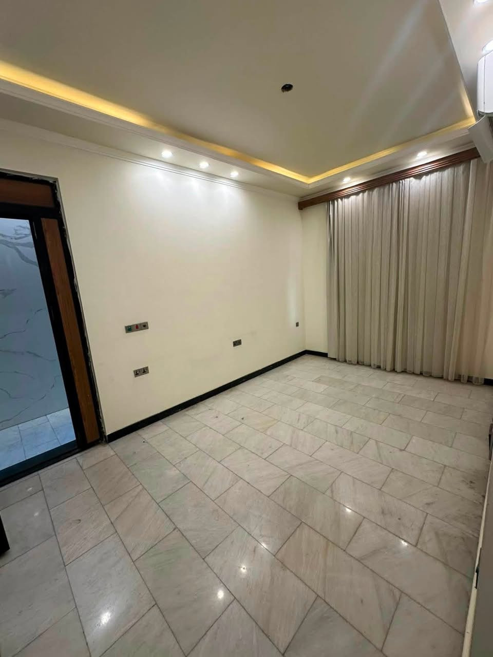 🏡 مكتب حلم عقاري 🏡
للإيجار – ثلاث وحدات سكنية زيرو

مواصفات كل وحدة:

* غرفتان نوم
* صالة
* مطبخ
* حمام

الأسعار:

* الطابق الأرضي: 850
* الطابق الثاني: 750
* الطابق الثالث: 700

📍 موقع المكتب:
السيدية – الضباط – شارع الكويتي

📞 للاستفسار والتواصل:
***********
