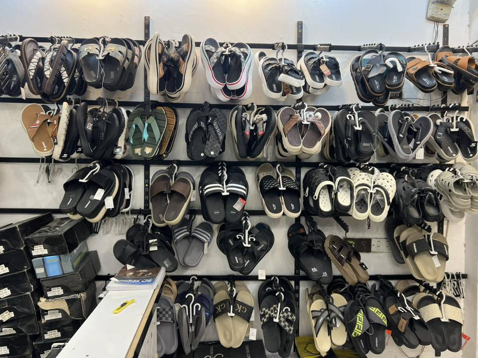 السلام عليكم  بضاعة للبيع جديدة  قياسات كاملة يعني كل موديل مبيوع منه قطعة قطعتين  واكو كم موديل ضال بيهن قطع البضاعة تنباع بيعة وحدة 

اما بخصوص الغراض عادي ابيعلك ع احتياجك 
 
1-  البضاعة اجلكم الله تنباع بيعة وحدة
شحاطات --احذيه-- نعل
2- ديكور
3- الاعلان
4- وكبنك 5 امتار 
5- تعاليك 150 قطعة
6- تعلاكة مال سليبرات 500 قطعة او اكثر 
والي يحب يشتري المحل كامل هم عادي مكانه شغال والمحل قديم ومعروف وينباع مع البيج 
عنوانة بغداد الشعلة مدخل شارع 60 ثالث عمارة ع يسار
***********
