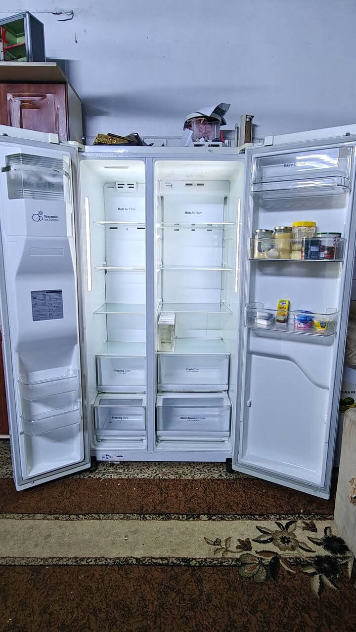 ثلاجه نوع LG نضيفه مثل ماواضح بصوره للبيع عنوان زركته تازه ***********
