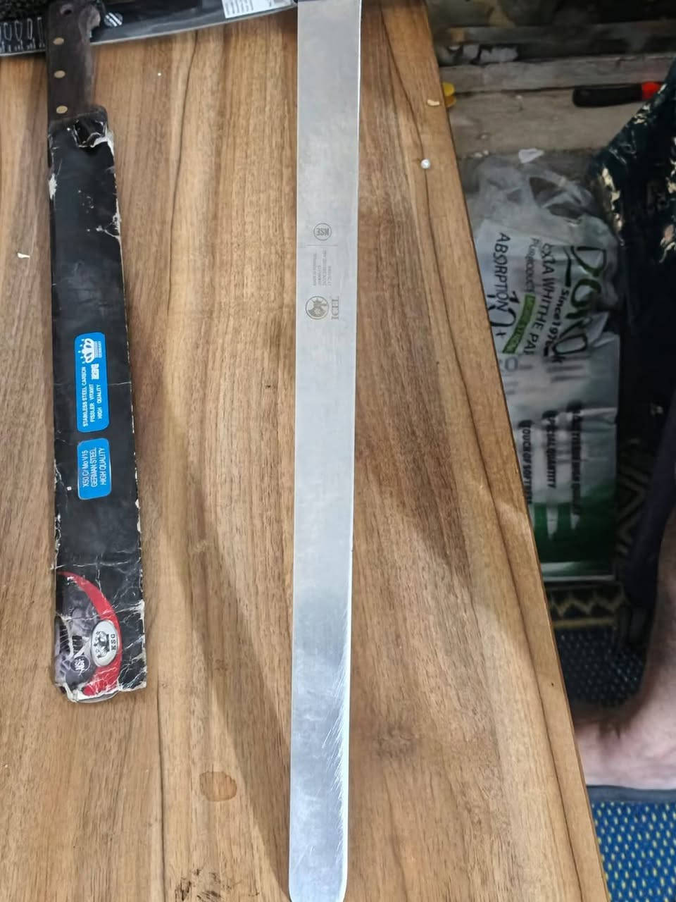 مجموعه من السكاكين اصليه بيهن مستعملات مره واحده فقط او بيهن جديد غير مستعمل كلهن مال شغل كص لحم يعني اصليات كما هو موضح في الصورة الاتصال على الرقم او مراسلتنا عبر الواتساب ***********

