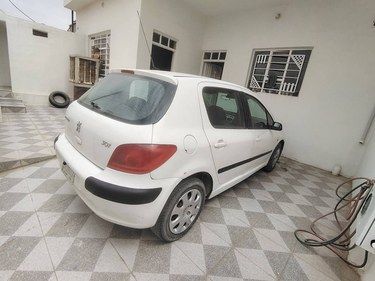 بيجو فرنسي موديل 2006 حجم 307 السعر 50 وبي مجال 
مكينه وكير جدد حداديه جديده فريز وكمبريسر جدد بي بروده بس منقص غاز شوي سياره كامله ومرتبه مال جناي
تفاصيل خاص او واتساب *********** رقم فقط واتساب مكان سياره الشرقاط
