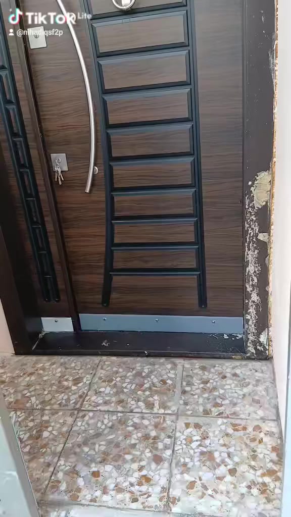 دار زراعي حديث  للبيع منطقة السبع ابكار فرع مقابيل مركز شرطة الصليخ بصف جامع الحجية المساحة ٤٠ متر الواجهة ٤ متر  ثلث طوابق يتكون من استقبال ومطبخ وثلث غرف نوم وحمام عدد ٢ ومنور وبيتونة وسطح والمنطقة خدمات كاملة وعرض شارع ٩ متر والبيت فارغ جاهز للسكن الاستفسار ( *********** )
