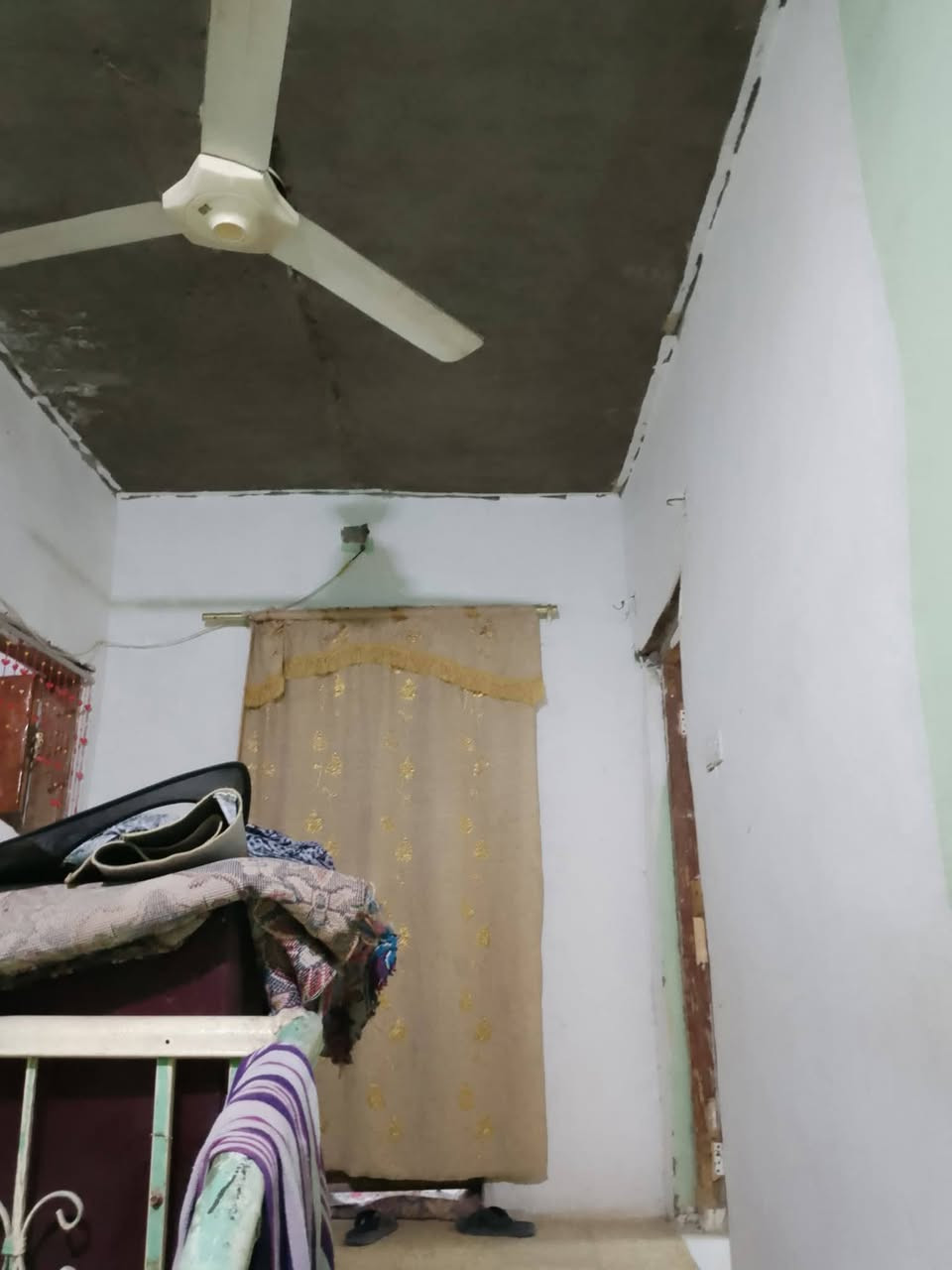 بيت 100متر مربع 10×10في حي الحكيم نزلت افران المرتضى يبعد عن شارع العام 200متر متكون البيت من 3غرف نوم واستقبال وصالة ومطبخ وطرمة 30وبيه مجال للستفسارعلى هذا الرقم***********
