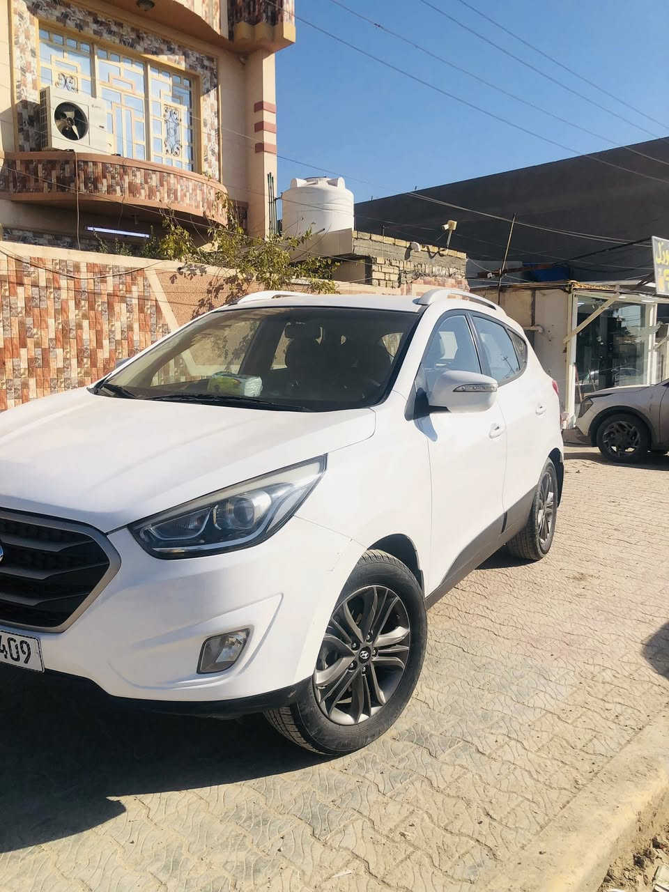 السلام عليكم 
توسان ٢٠١٥ خليجي 
 رقم بغداد دولي 
مبدل بنيد وبيها شخوط خفيفة
تبريد قطعتين ثلج
بـ ١٤٥ ورقة وبيها مجال للشراي 
مكانها بغداد ابو غريب 
***********
