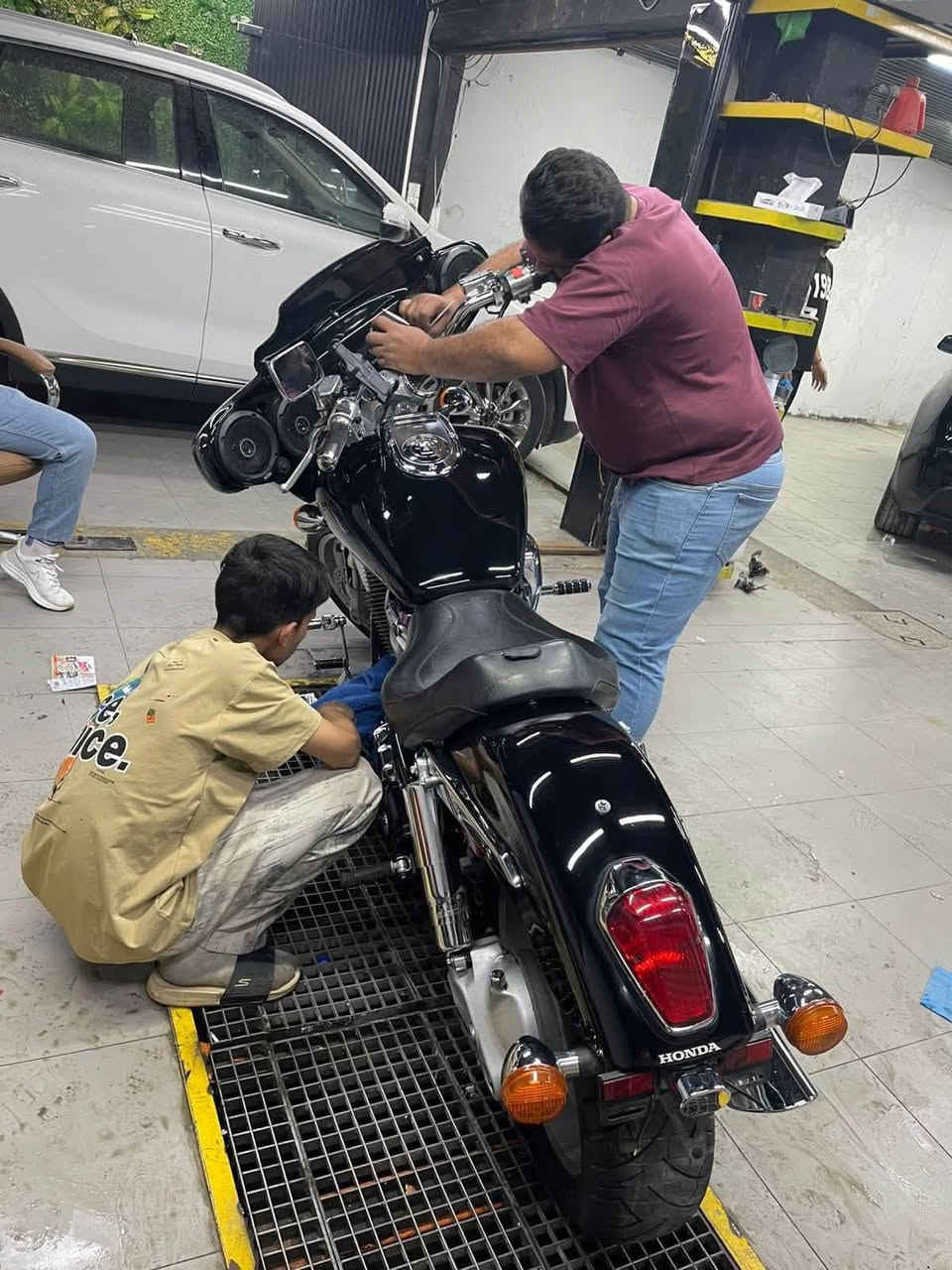 السلام عليكم هوندا vTX 1800 c موديل 2003 دخول جديد اني جايبها وشادها بيديوصور خادثها موجوده ماشيه ٤٨ الدراجه جديده وقنبله السعر المطلوب 55$ قابل للتفاوض 
ملاحضه دخول جديد بدون رقم 
مسجل jvc اصلي شاده ب100$ الصوت حفله المكان بغداد جميله ***********
سرعه فول تخم تاير جديد بريك rbs  
كشنات موستانگ بجم بلاد استرايح تجوه بلاديه عاليه اماميه بلاد واليجي اشوفه مزادها ومن جبتها وبالعافيه عالياخذها تحياتي
