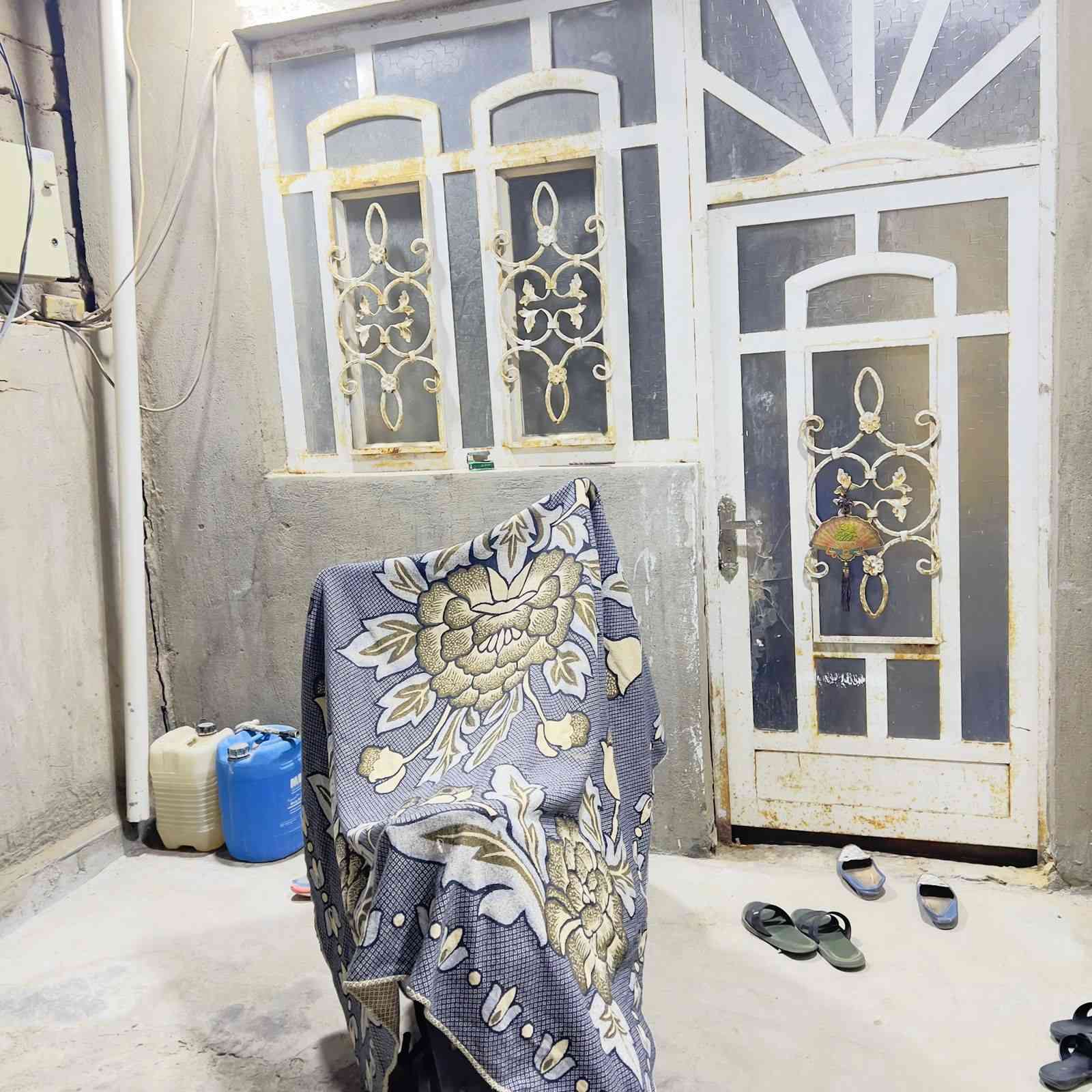 السلام عليكم بيت للبيع مساحة ١٠٠متر مربع يحتوي مطبخ حار وبارد معزولين وصاله وكلدور وغرفه ومجمع صحيات وبيتونه وصحيات خارجيه  بناءصب كونكريت بناء حديث 
العنوان ابو خستاوي شارع سيد علي قرب ملعب ابو عادل 
السعر٤٥ وبي مجال 
الشارع ييه مشروع مجاري
للاستفسار***********
