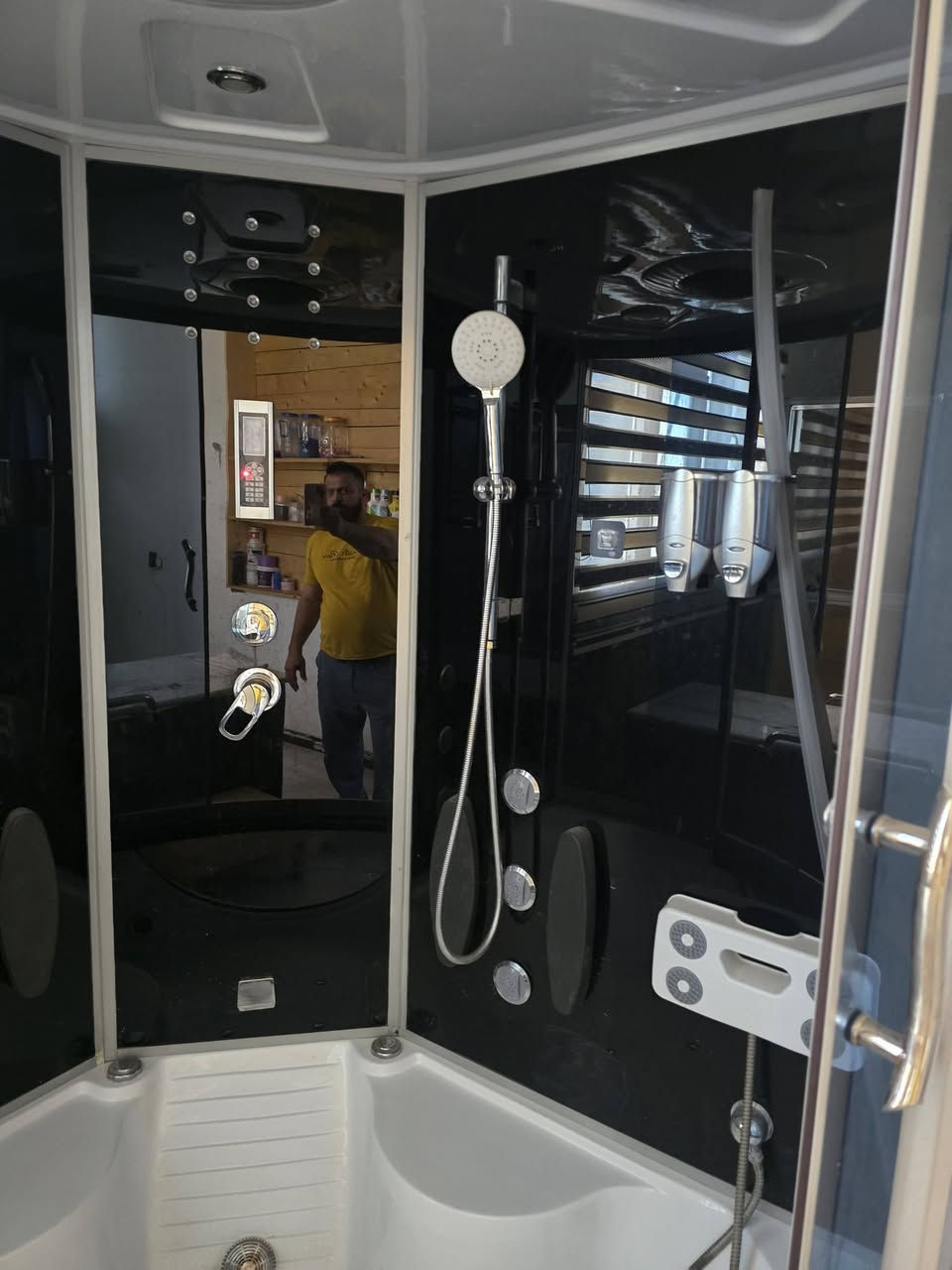 اغراض مركز تجميل للبيع في الديوانيه ***********
سبلت بلسام عدد 3 ب ٧٥٠ الف
سبلت tcl انفيرتر ٢ طن عدد 3  ب٥٠٠ الف 
سبلت الحافظ تعليك 3طن ٦٠٠
كرسي حلاقه مع الميز عدد 2 ب ٣٠٠
مغسلة شعر ب ١٥٠
كرسي بدي كير كامل ب ٣٠٠

تخم قنفات عدد 2 ب ٣٠٠
ميز رسبشن ب ٢٠٠
ميز مكتبي ١٥٠
جاكوزي حديث ٧٥٠ الف
سديه مساج تصنيع ١٥٠
ملاحظه كل الاغراض النظافه ميه بالميه لان تم تجهيز المركز ولم تصدر موافقه وتم اغلاق المكان
