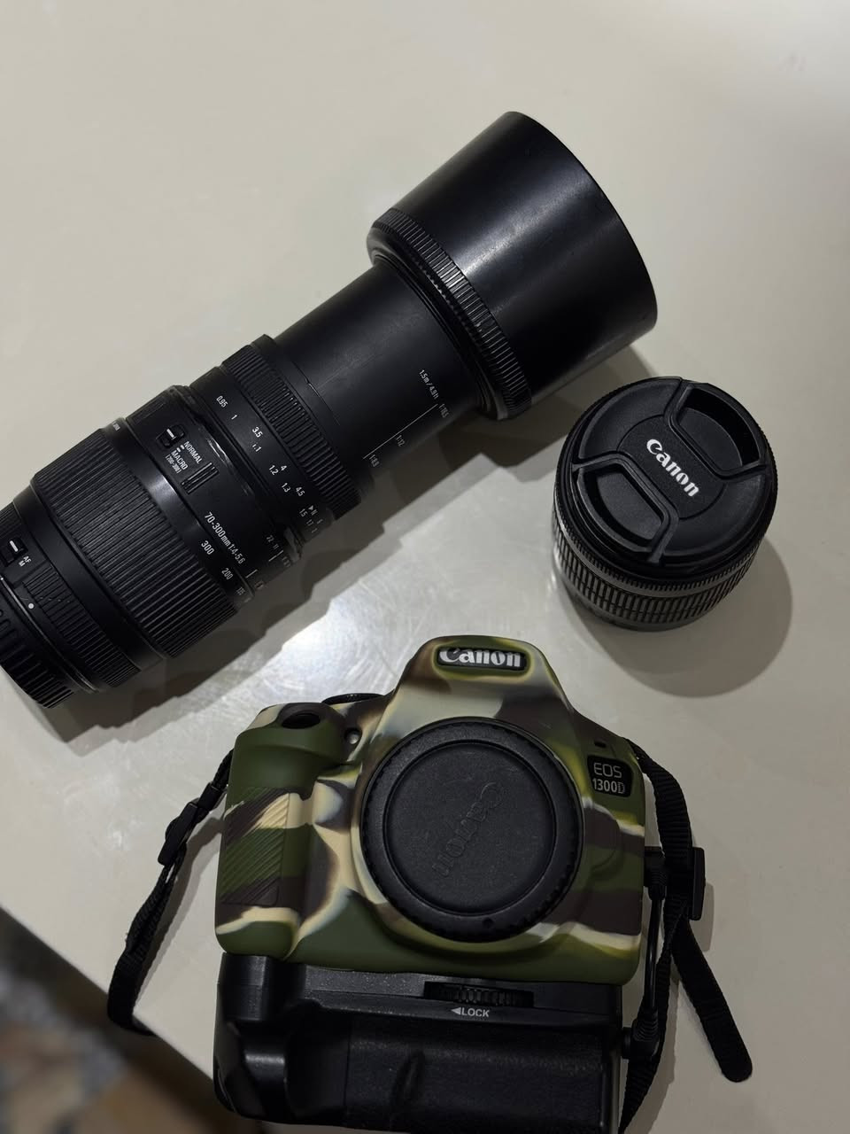 كاميرا كانون 
1300D
كاميرا بنظافة 90‎%‎ جديدة استخدامها فقط مناسبات وسفرات  محدده كلش يعني لا محل ولا مال مصور استخدام شخصي 
تصور صور و مقاطع فيديو
عدسة 
زوم 
وكب زوم 
كب للبطاريات 
غلاف حماية 
شاحنة مالتها الاصلية 
بطارية عدد 2 
كامرة جيدة ونظيفة جداً الله شاهد كارتونتها موجوده مالتها 
وجنطه لمحتوياتها موجوده وياها 
وياها HDR نقل للجهاز 
الله شاهد عليه يمكن كل سنة لو اشغلها اخذ بيها صور لو تبقى مضمومه 

للشراي فقط يتصل جزاكم الله خير الجزاء 
 موجوده واتساب واتصال ***********

* غير متواجد على الفيس
