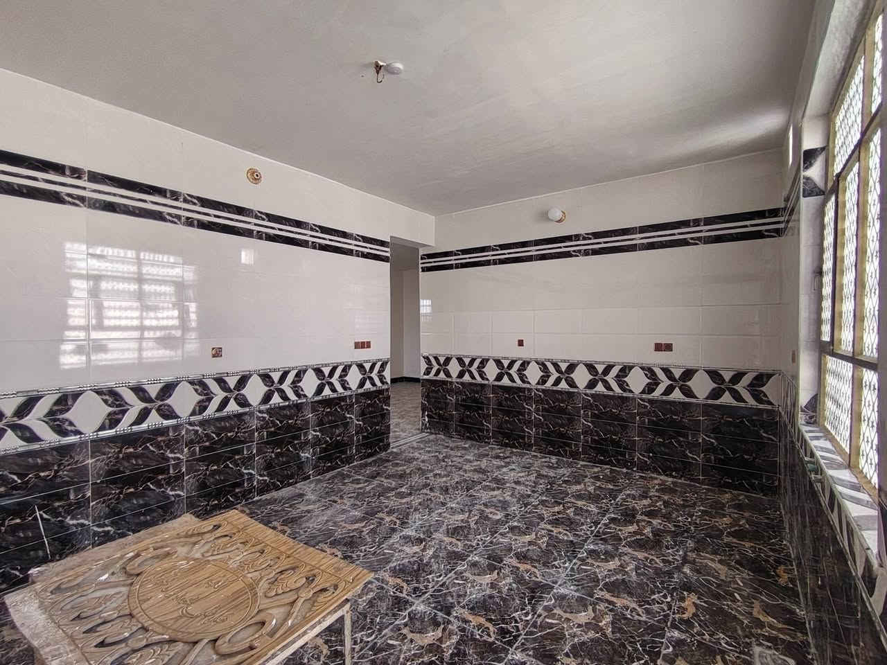 بيت للبيع 220 متر الواجهه 10 × 22 يحتوي البيت على ثلاث حمامات + 2غرف6 في4 براني 8في 4 مطبخ 5في 4 مجمع عزيز شريف خلف الزيتون ماء كهرباء تبليط مجاري ارصفه اناره ليليه خدمات فول ***********
