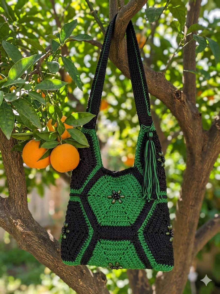 حين تجتمع دقة الكروشيه مع سحر اللون الأخضر الملكي وفخامة اللون الاسود تولد هذه القطعة الفريدة...صُممت يدوياً بحب لتمنحك إطلالة إستثنائية لاتشبه احد...تداخل هندسي سداسي بالألوان الاسود والاخضر ولمسات من الخرز الأنيق...للمزيد من المعلومات التواصل على الخاص


**إذا كنت صاحب هذا الإعلان وتريد حذفه لأي سبب، رجاءا أرسل رسالة إلى الدعم الفني**